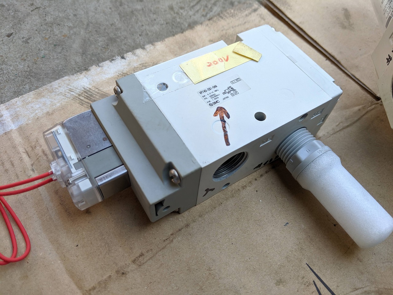 シャーリングに取り付ける電磁弁。サイレンサー付き。