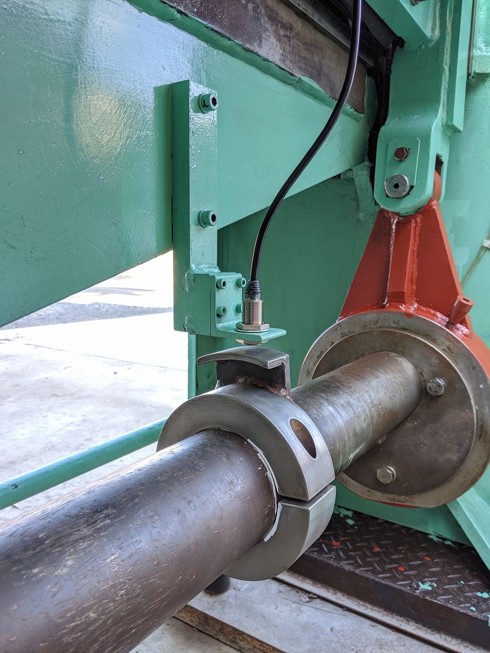 新しく製作してシャーリング本体に取り付けたブラケットにキーエンスの近接センサーを組込み。