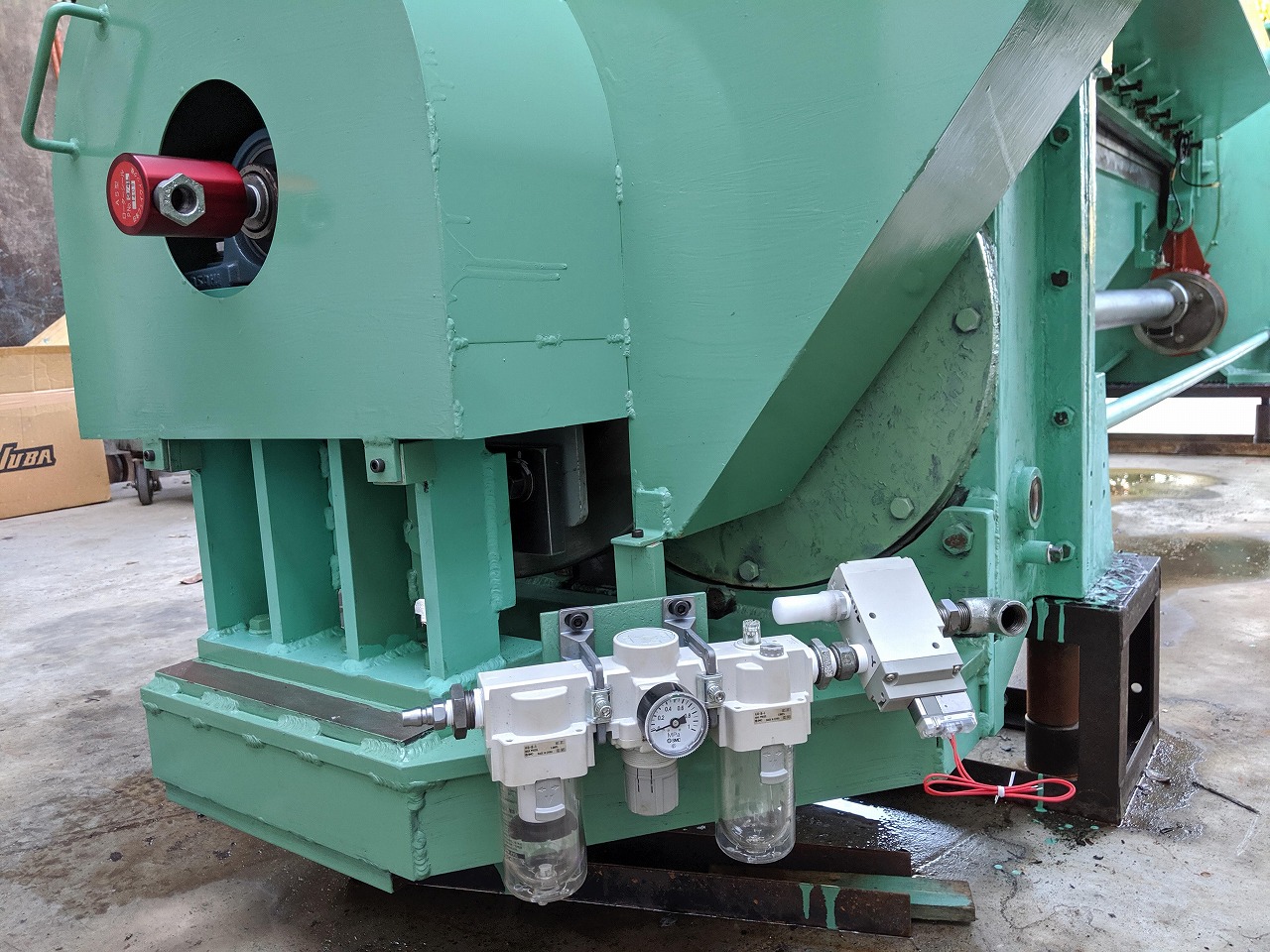 ブラケットを製作し、ベストな位置で3点セットと電磁弁をシャーリングに取付け。