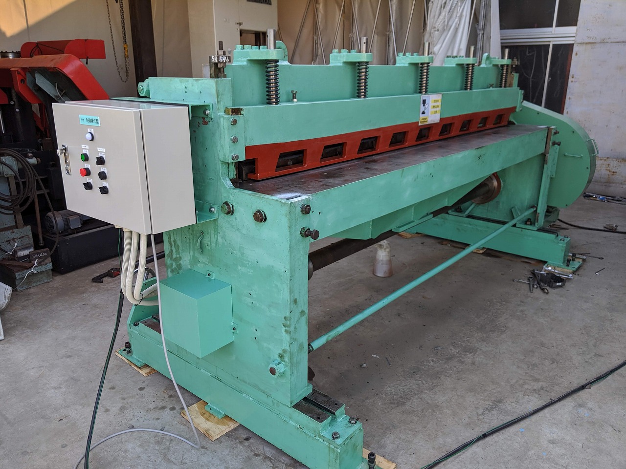 修理・改造を終えたシャーリング。操作盤も新規に製作。