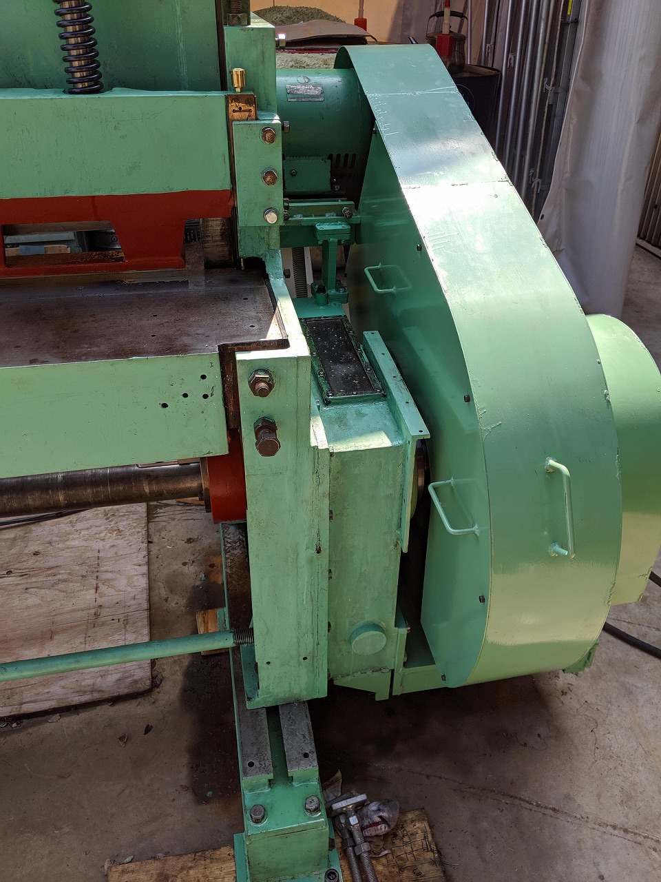 モーター用ブラケットを現物合わせで製作。