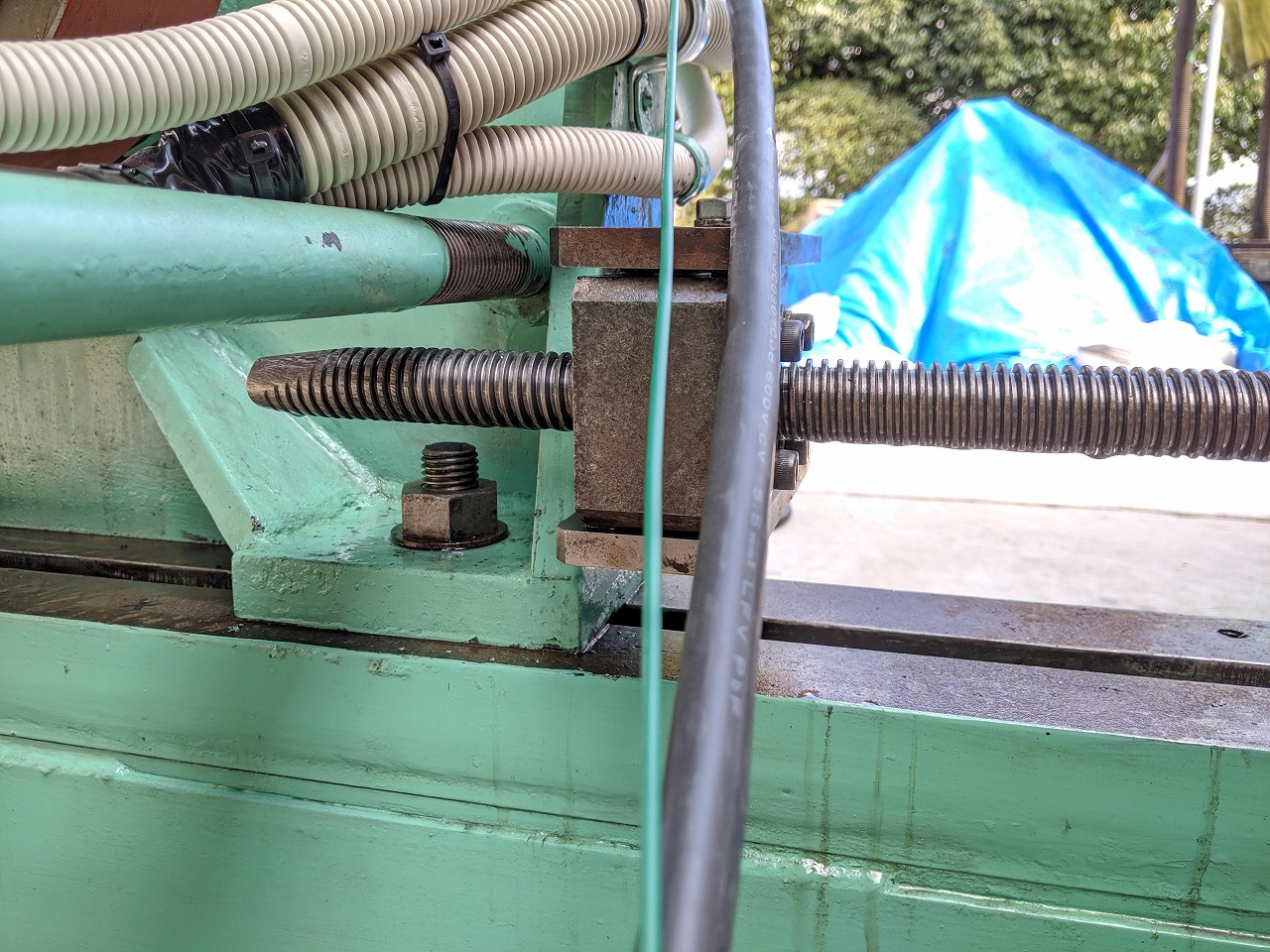 修正を終えスムーズに動くようになった土台送り用の台形ネジ。