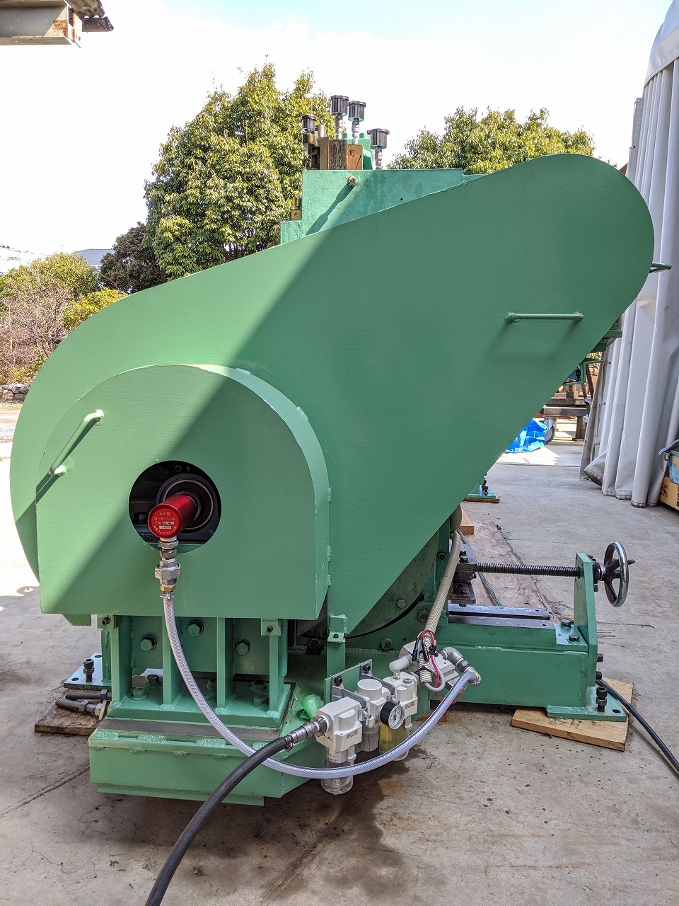 モーターカバーを現物合わせで製作。