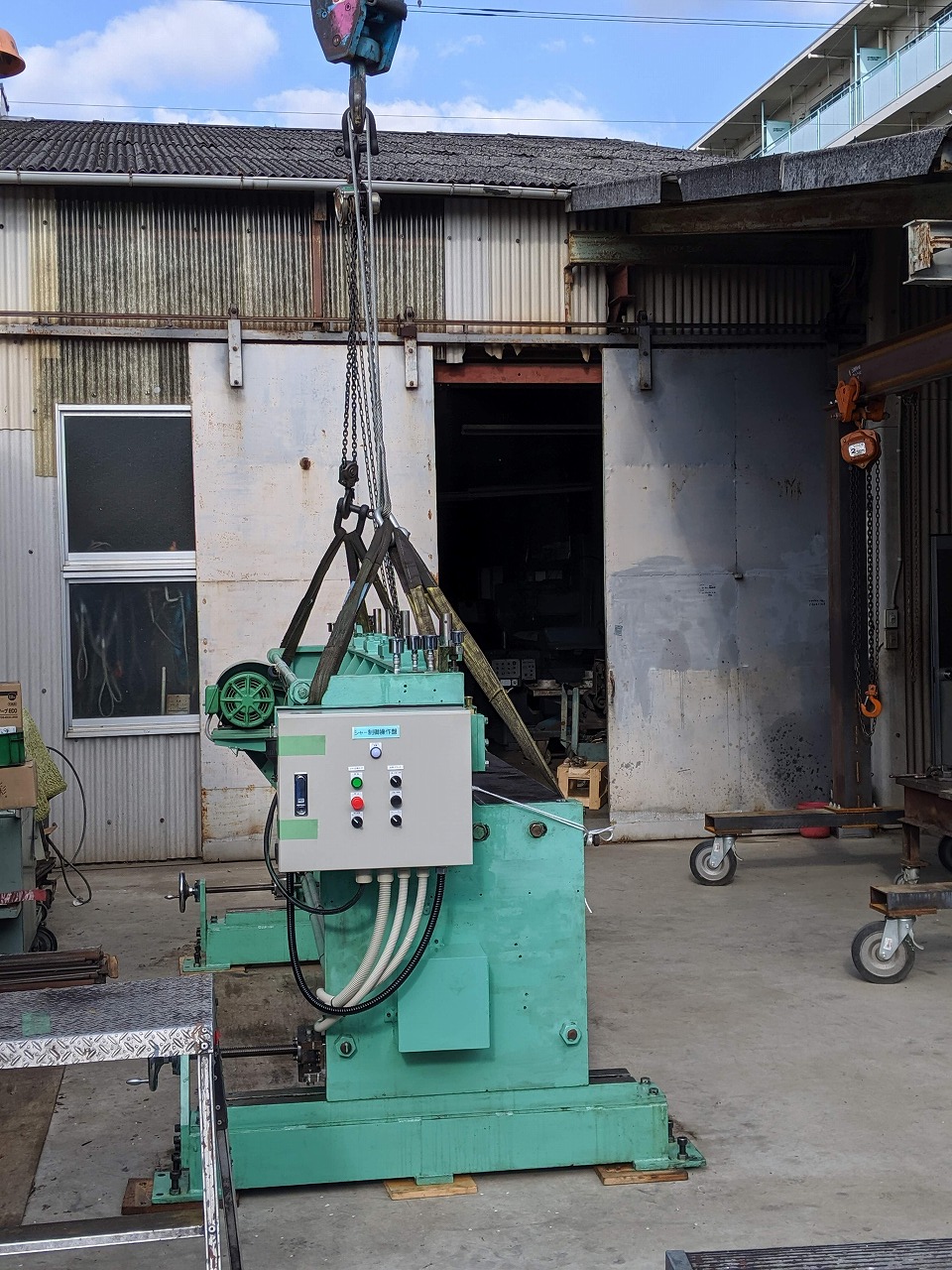 出荷を迎えレッカー車で積み込まれるシャーリング。