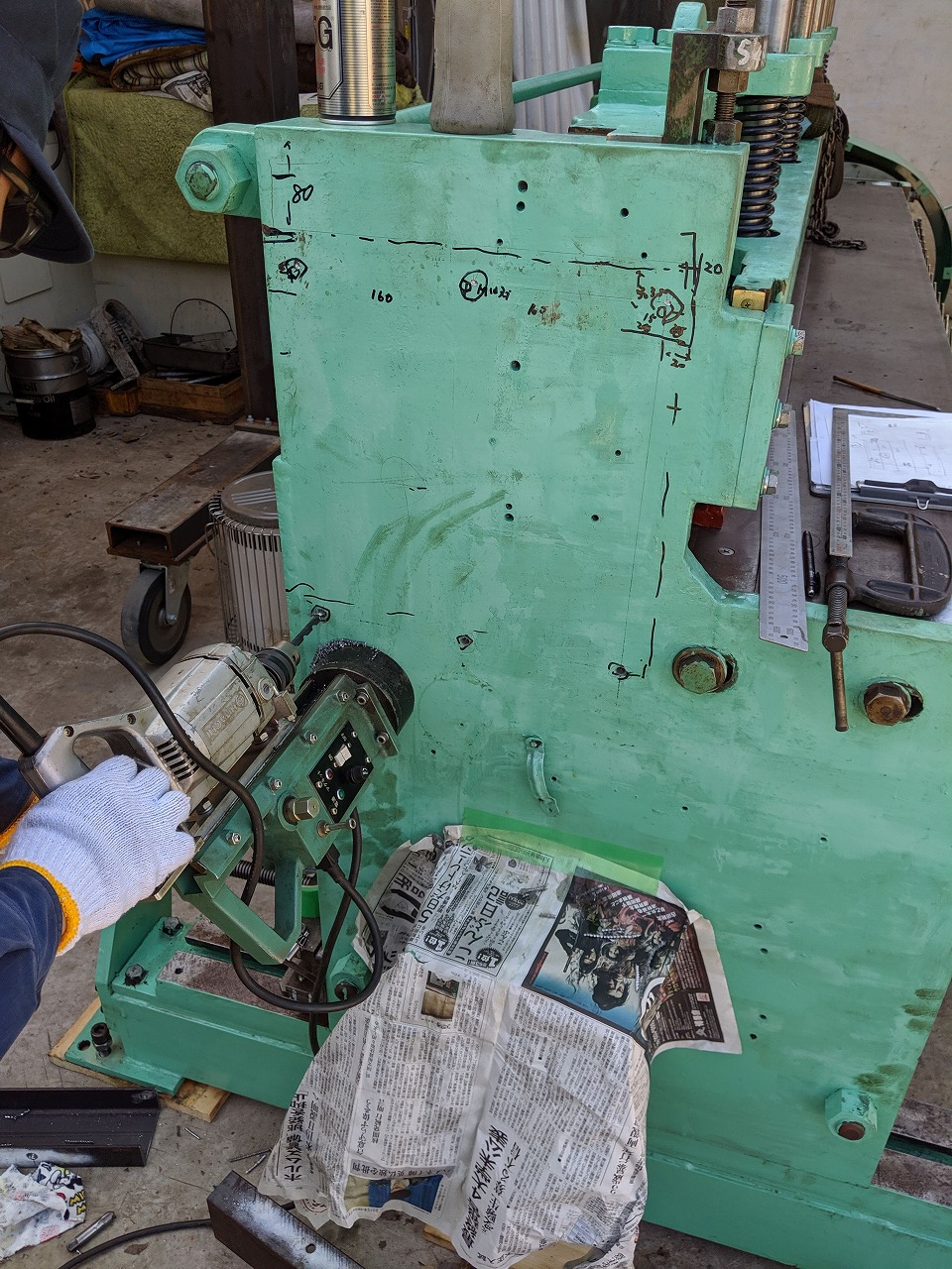 制御操作盤を現物合わせでシャーリングの側面に取り付け加工。