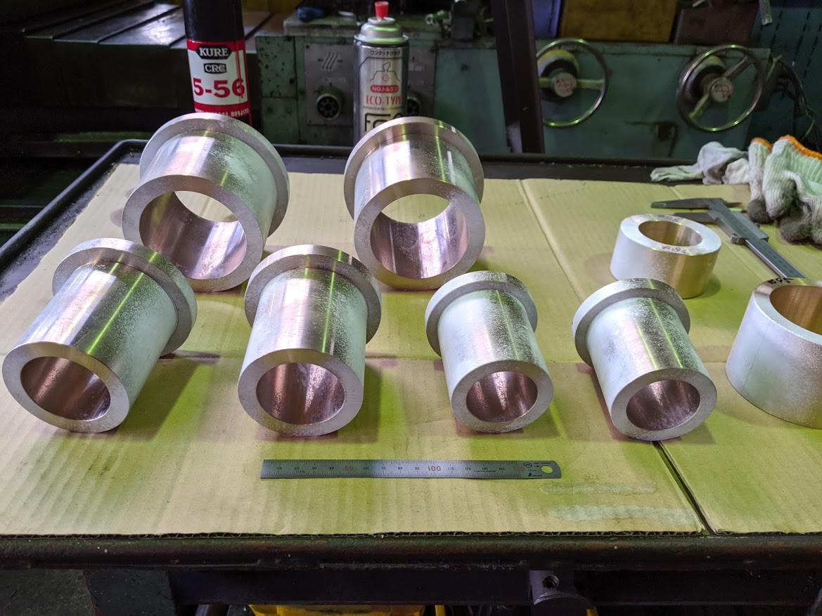 砲金(LBC3)の半割メタルの旋盤加工。