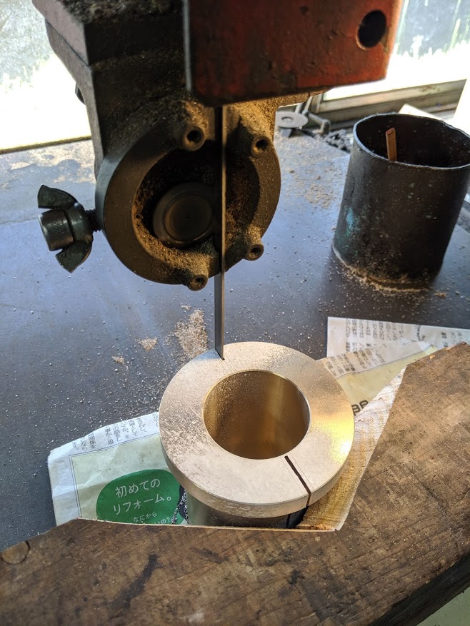 砲金(LBC3)をコンターマシンで慎重に半分に切断。