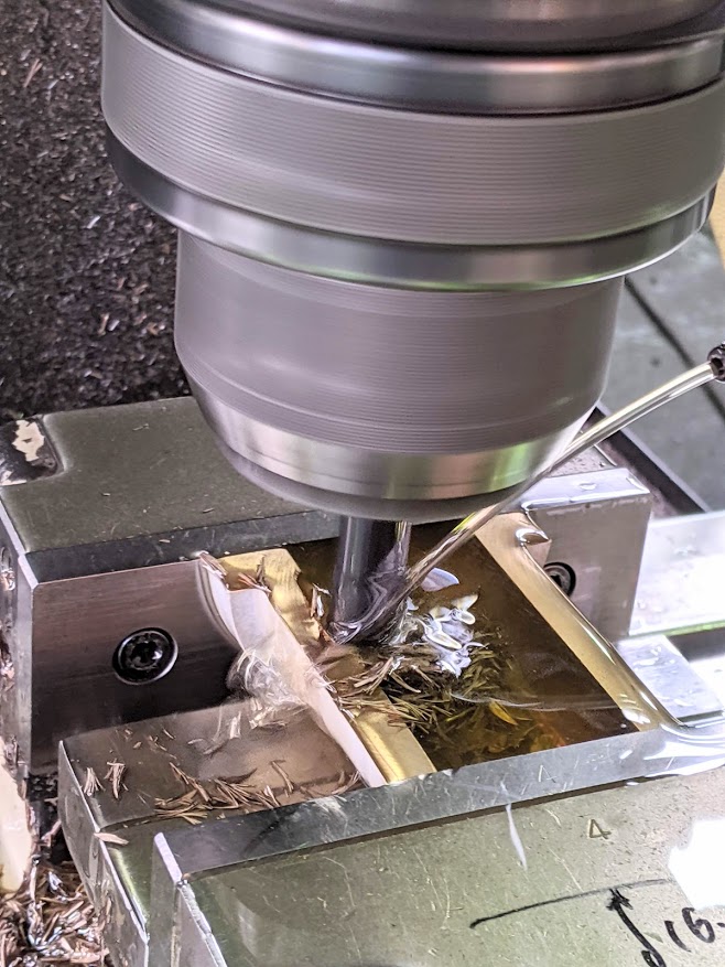 砲金(LBC3)の半割メタルの油溝加工中。超硬のボールエンドミルで加工します。