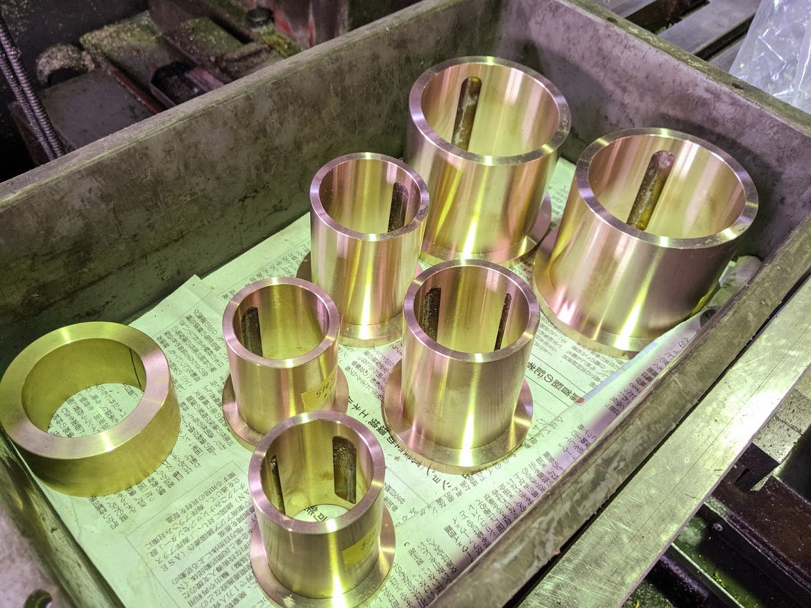 割メタルの旋盤仕上げ加工。はんだがキレイに付いてます。