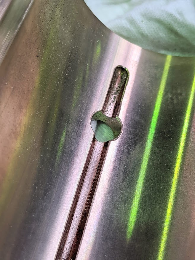 割メタルの油穴加工。