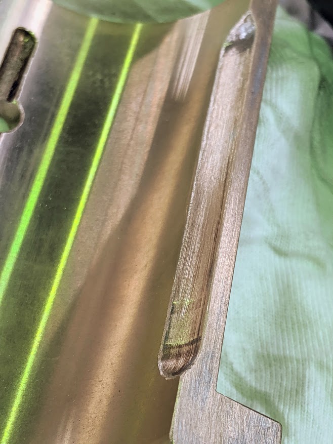 割メタルの油穴周りを滑らかにR手入れ。