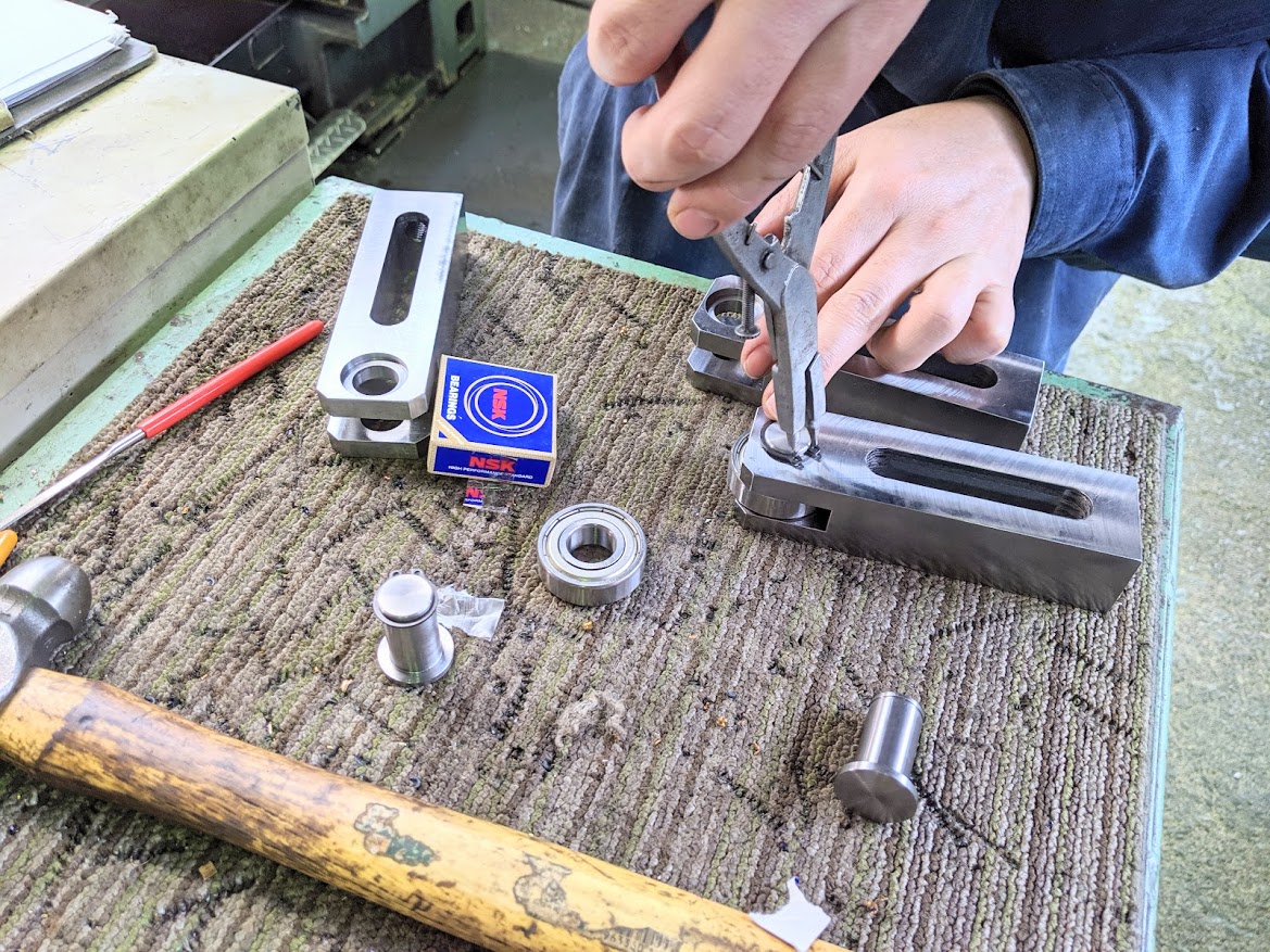 振れ止めのローラーが入るボディとピンを製作。