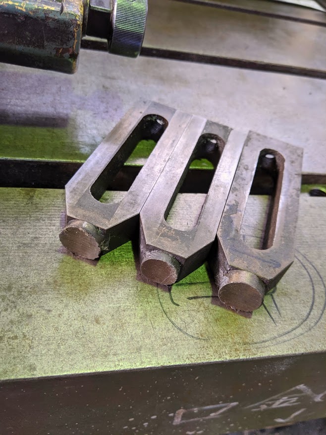 固定振れ止めのメタル。