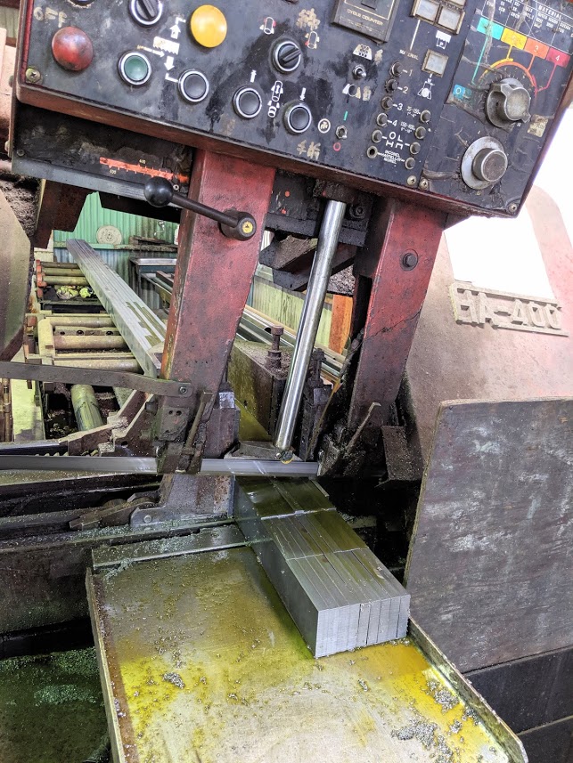 短納期、特急品の量産品。鋸切断。