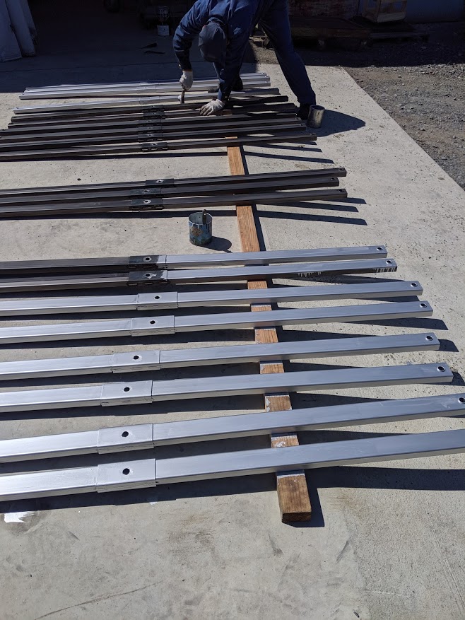 完成した蛇腹テントの支柱に塗装を実施。