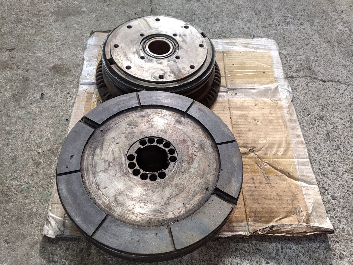 電磁クラッチはキー溝が傷んでいます。