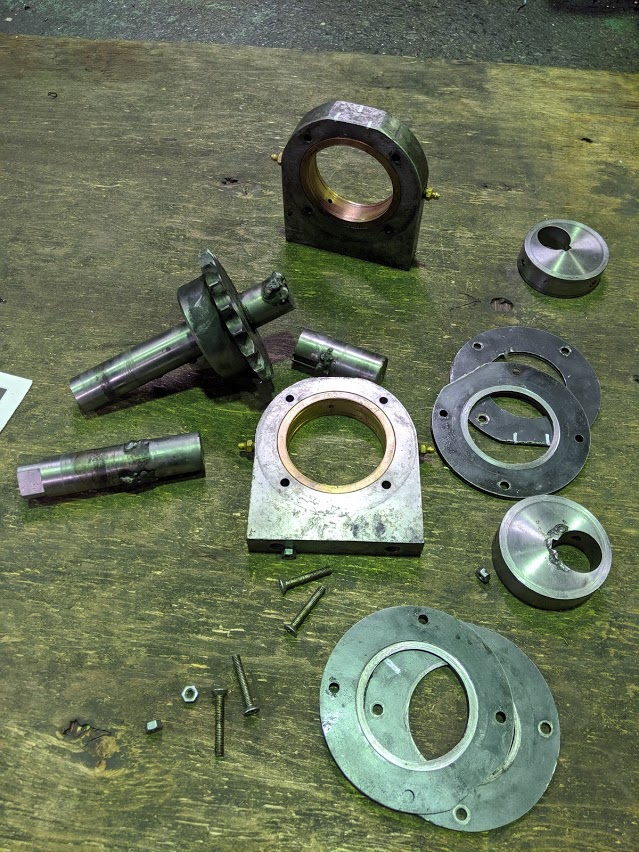 破損したエキセン軸一式を分解。