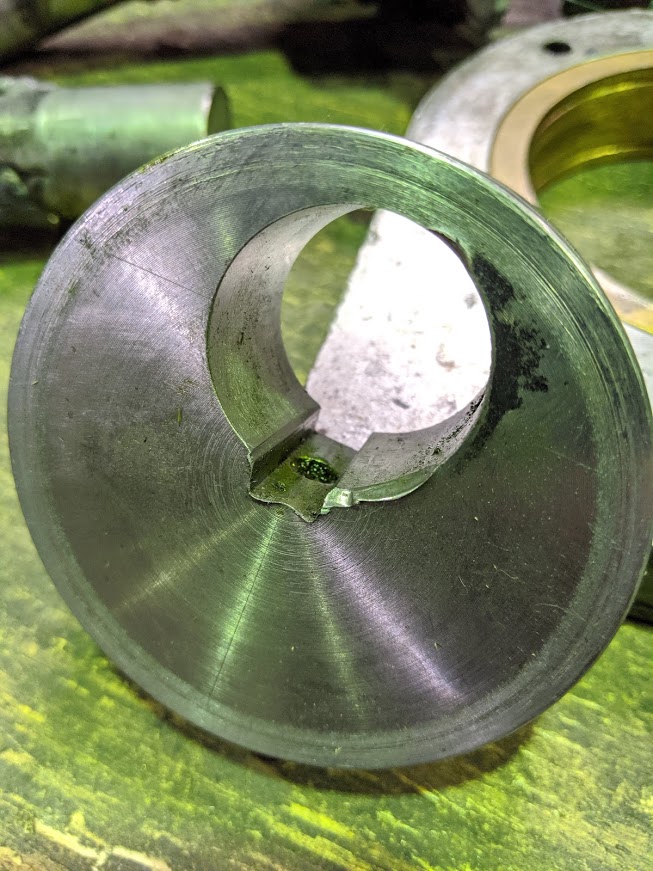 ガタガタに傷んだ現物のエキセンのボス。