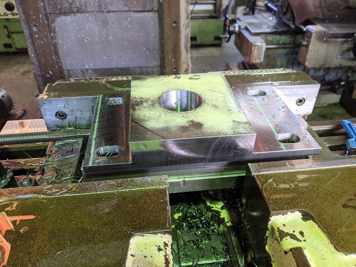 製鋼溶解設備のブラケットの軸受をスケッチ・設計・製作。