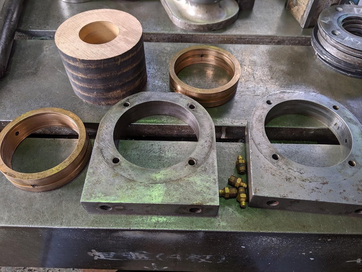 エキセンのボスが入るメタル。材質はPBC。