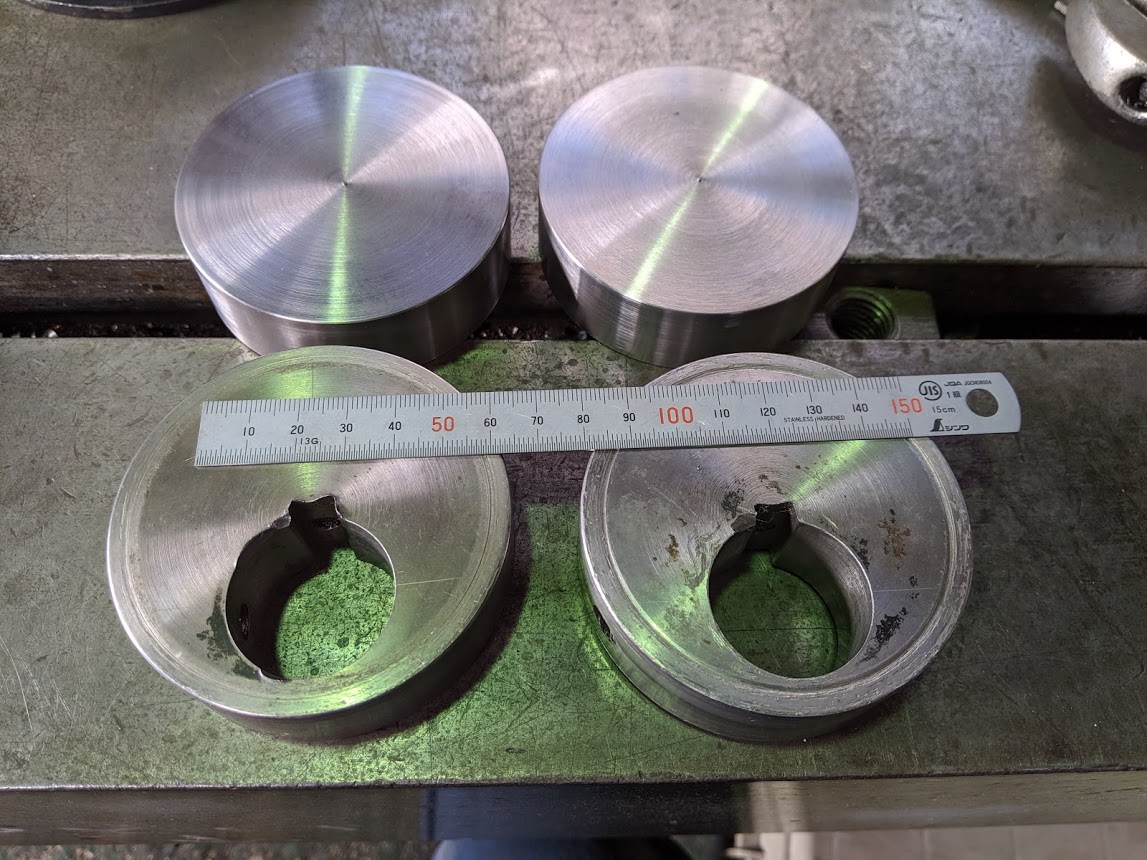 製作するエキセンのボス（上）と現物（下）