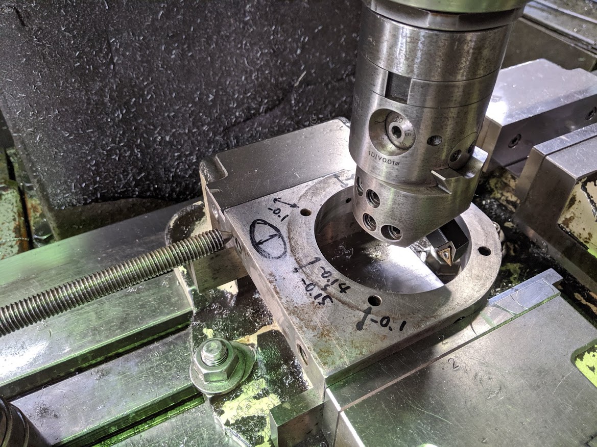 外枠をフライスで100分台で修正。