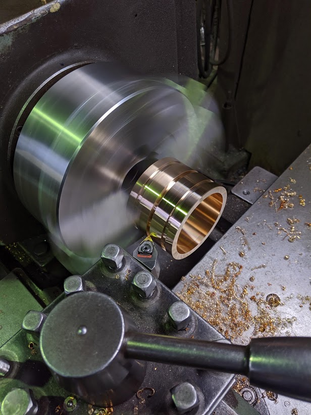 メタルを2個取りで旋盤加工。