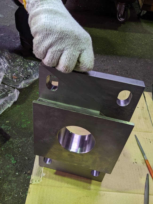 軸受が特殊で溝が結構深く、慎重にエンドミルで加工しました。