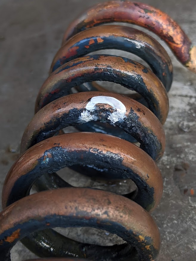 高周波加熱用のコイルの胴中に小さい穴が！！