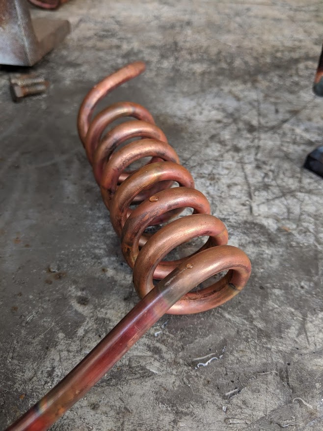 急いで引き取りに行った銅パイプをこれまた急いでコイル状に曲げ加工。