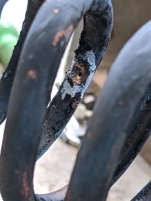 超高温に加熱されるコイルに小さな穴が開いてます。