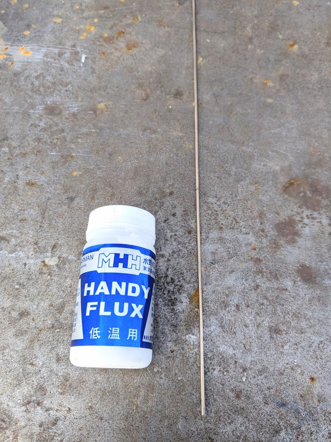 銅パイプ同士の接合には銀ろう棒とフラックスを使い、ガス溶接である銀ろう付けを行います。