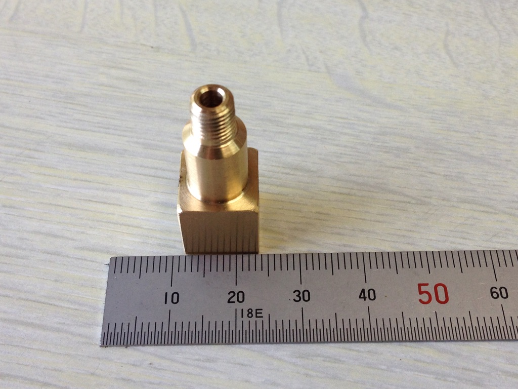 小さな配管継手をフライス加工。材質が砲金なのでキズが入りやすいので気を使います。