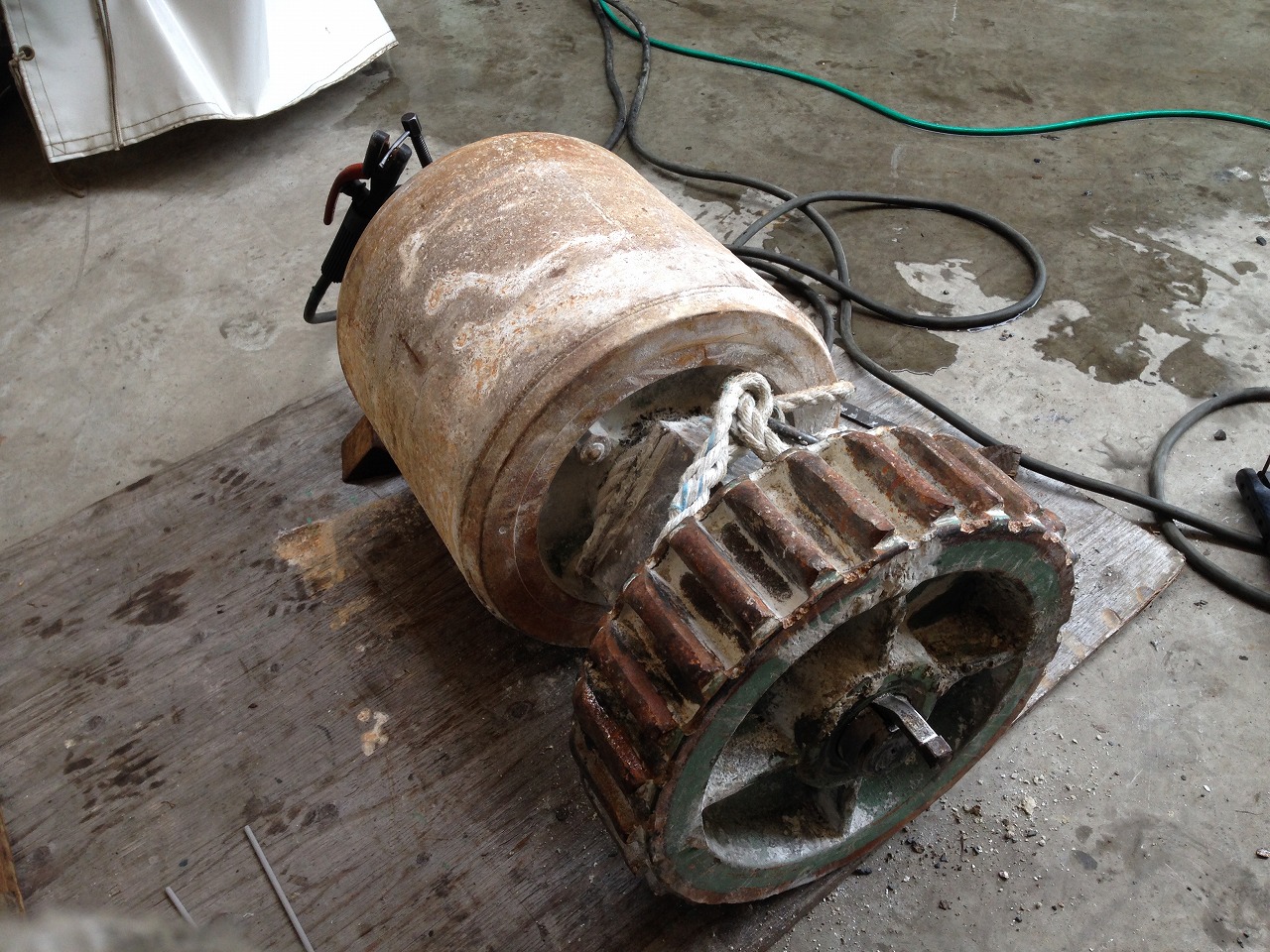 石の破砕機の歯車抜き取り。歯車が抜けなくて困っているとのこと。