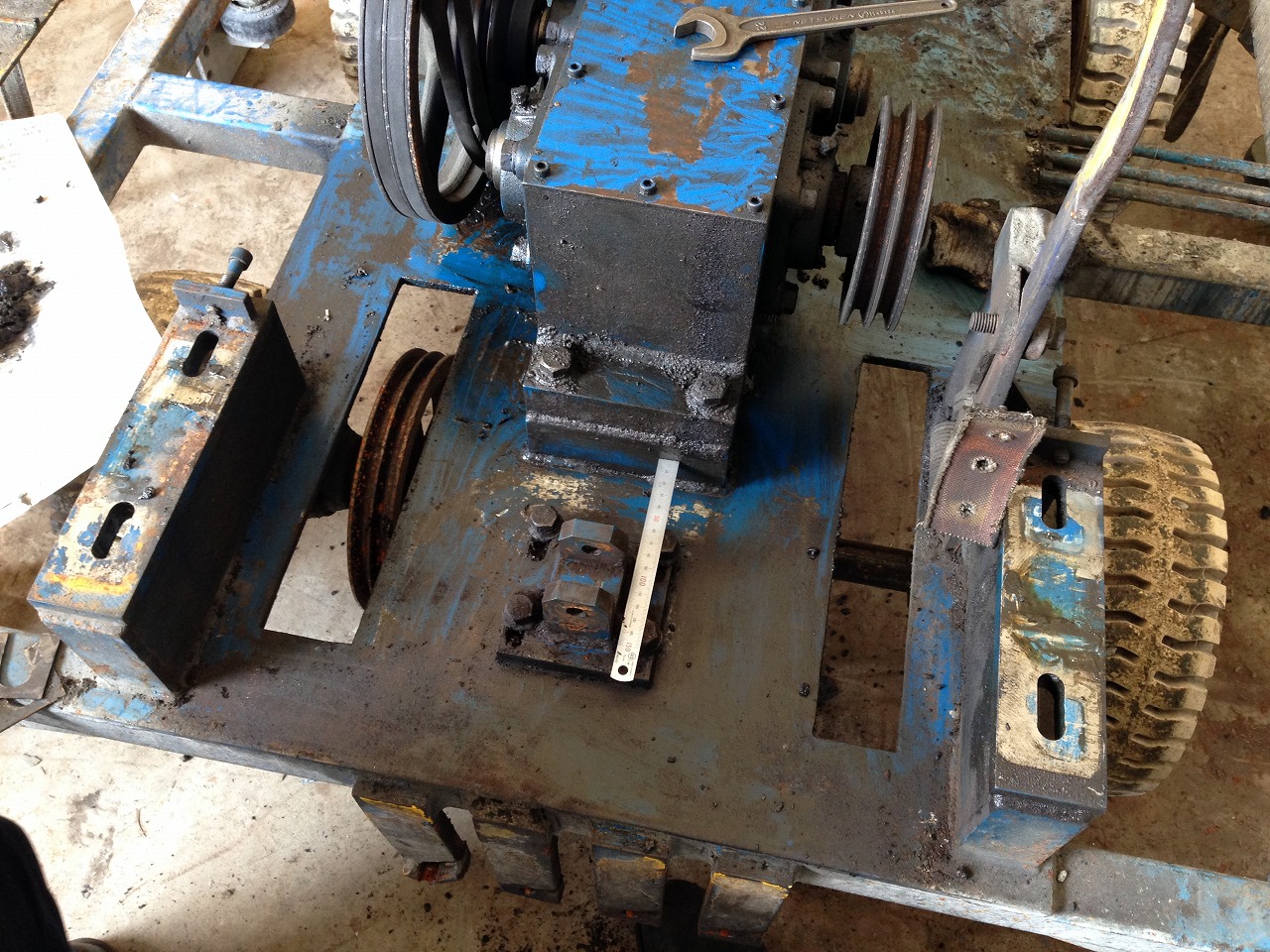 クラッチ部を含む駆動軸を取り外し、