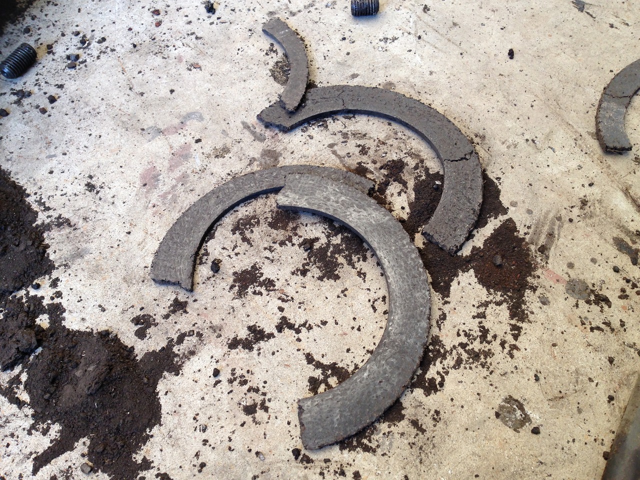 残ったクラッチ板もボロボロの状態!