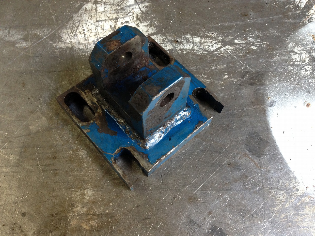 改造前のブラケット。ボルト用の長穴が途中で切れてます。