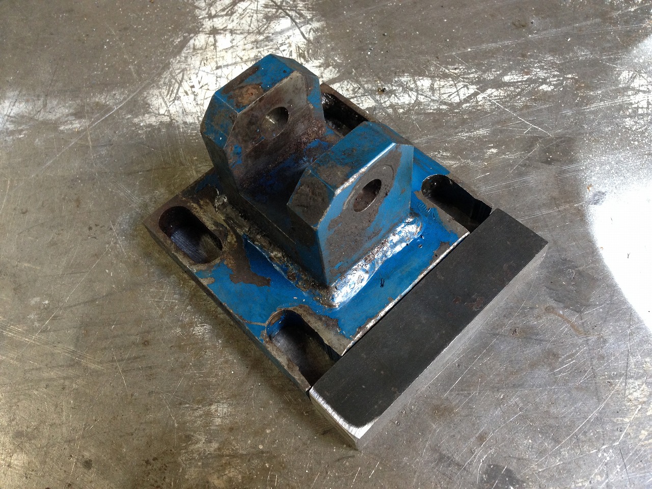 ブラケット延長用の板を溶接して長穴を延長加工します。