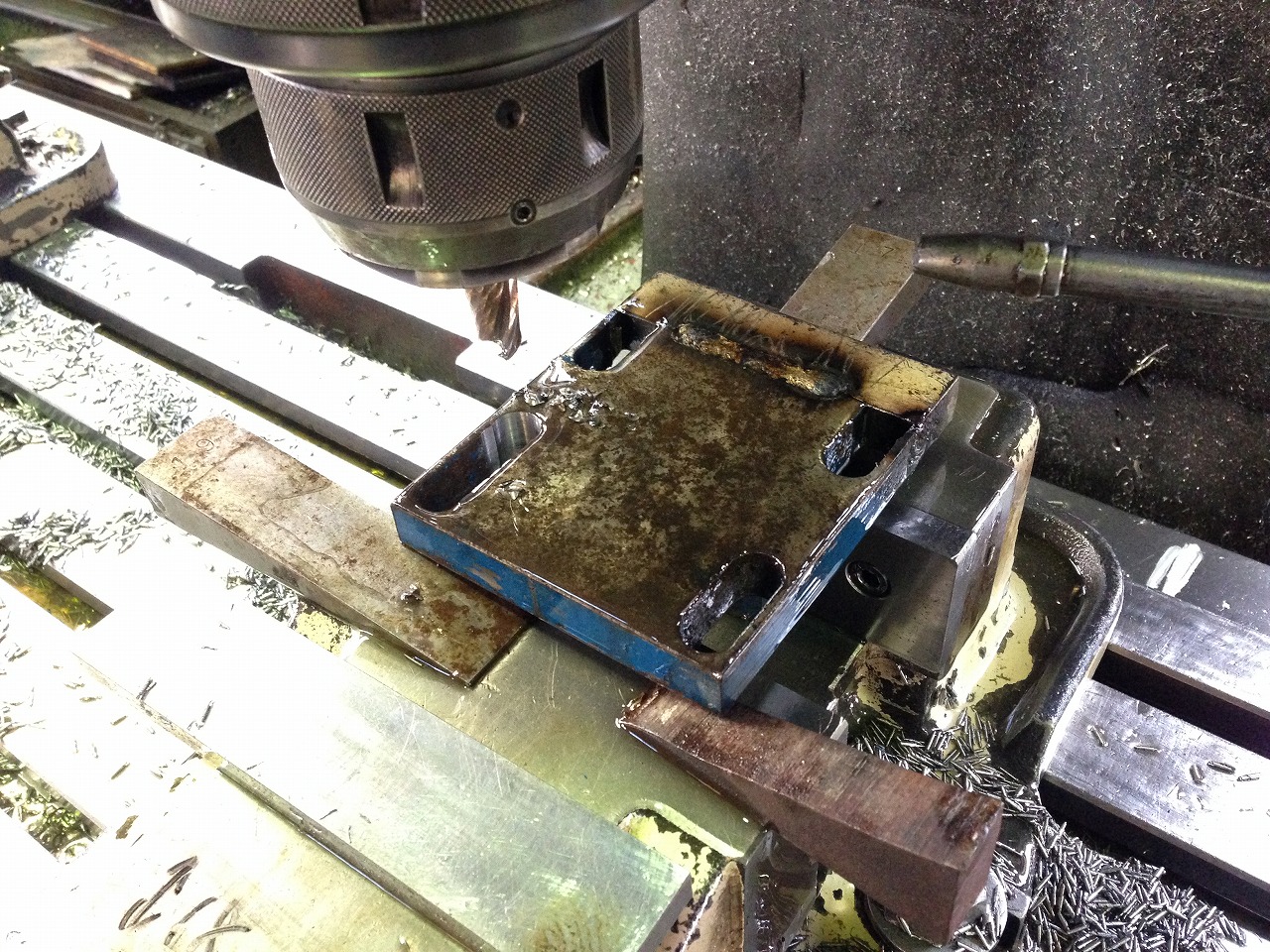 フライスでエンドミルを使用して長穴を加工します。