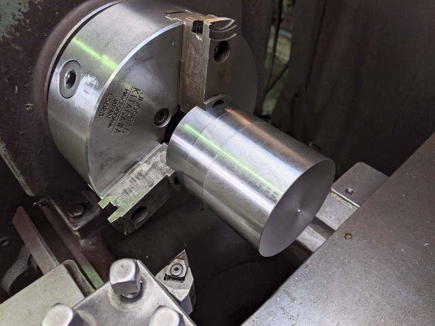 キー溝のブローチ加工用のやといを旋盤加工にて製作中。