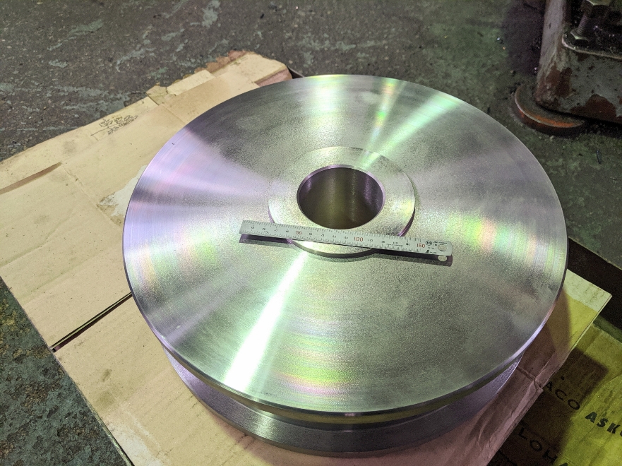 天井クレーンに装着する車輪の旋盤加工完了。