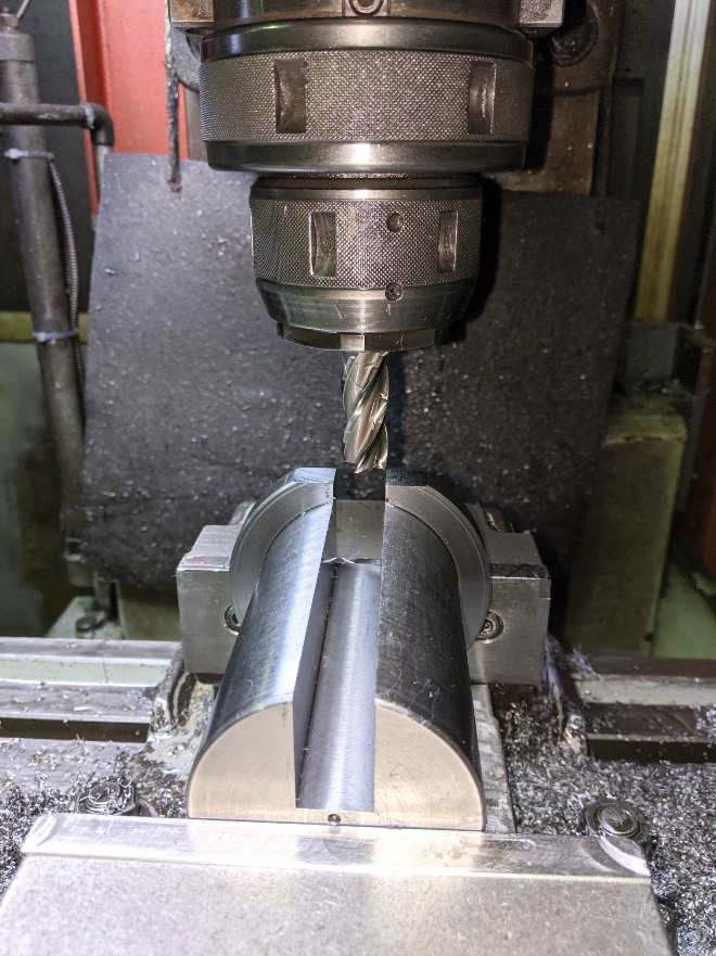 キー溝のブローチ加工用のやといをフライス加工で製作中。