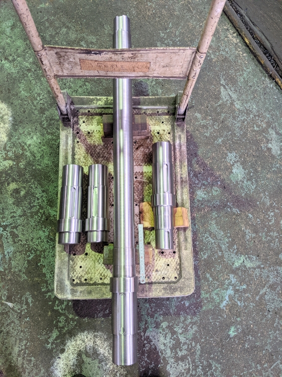 天井クレーンの車輪。