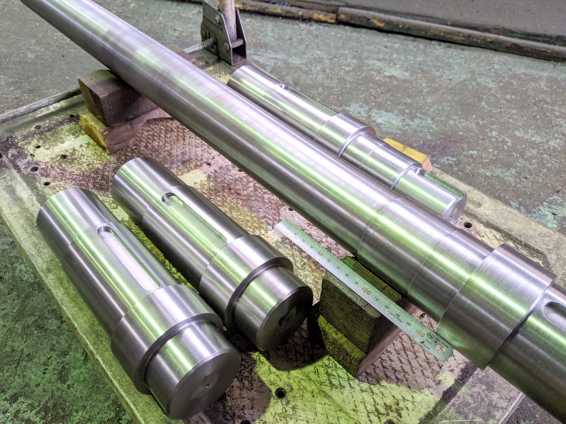 天井クレーンの車輪。職人さんが気合いを入れて加工。