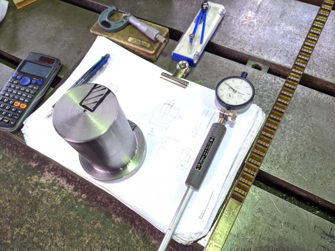 ブローチ盤でのキー溝加工に使うやといのフライス加工イメージ。