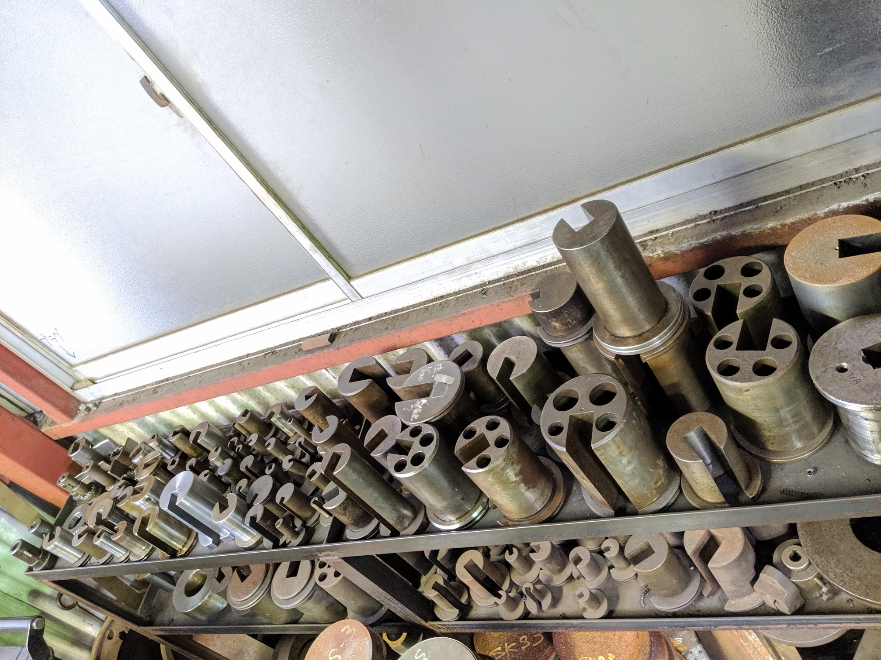 各種揃えたブローチ盤用のやとい。勾配キーも対応可。