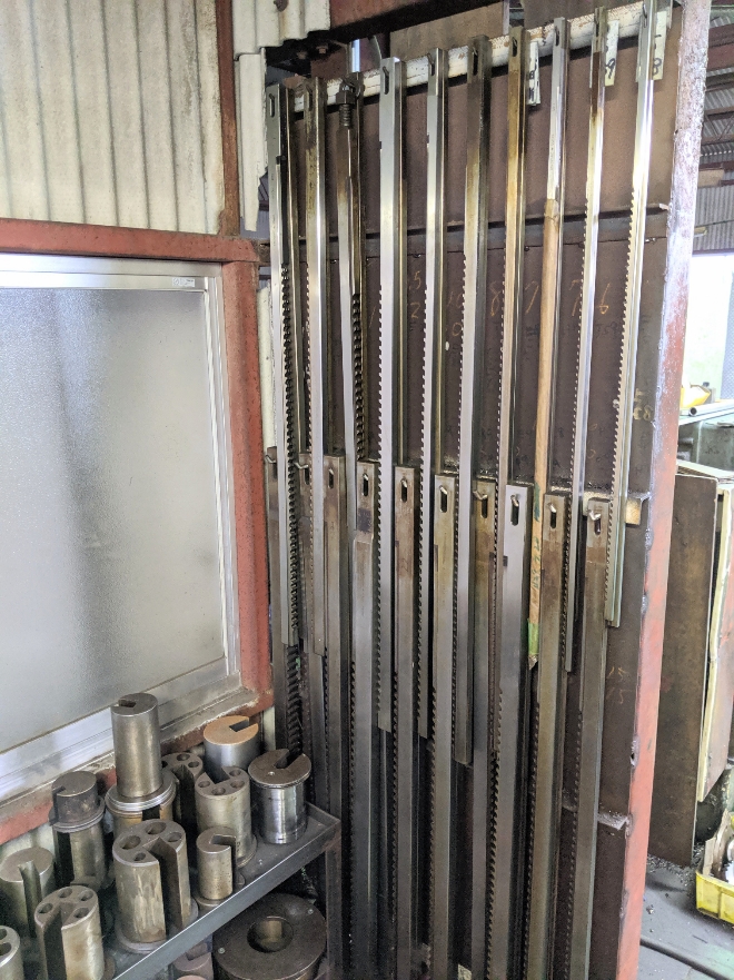 ブローチ盤の刃。刃幅は5mmから28mmまで加工可。新JSも旧JISも加工可。