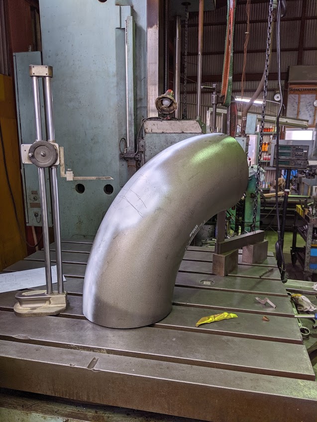 300Aのエルボ管にケガキを入れます。