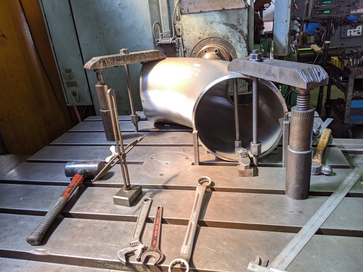 横中ぐり盤(ボーリング)に300Aのエルボ管を段取りします。