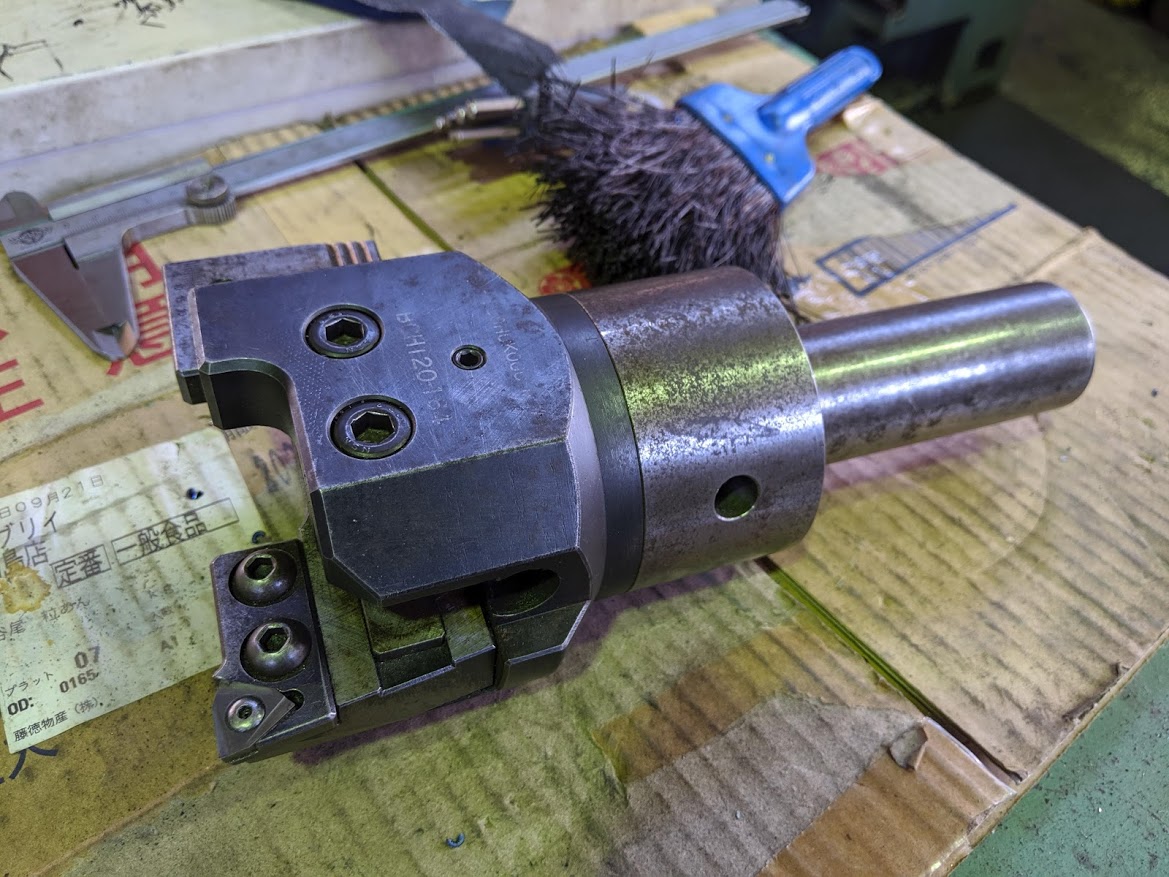 アジャスタブルボーリングヘッド(BCH120-164)で穴加工実施。